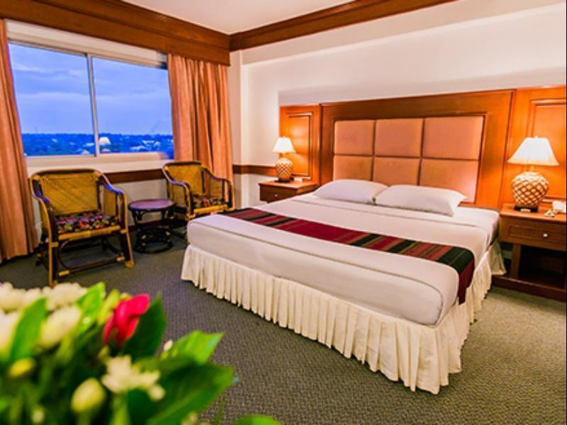 Raya Grand Hotel Накхонратчасима Экстерьер фото