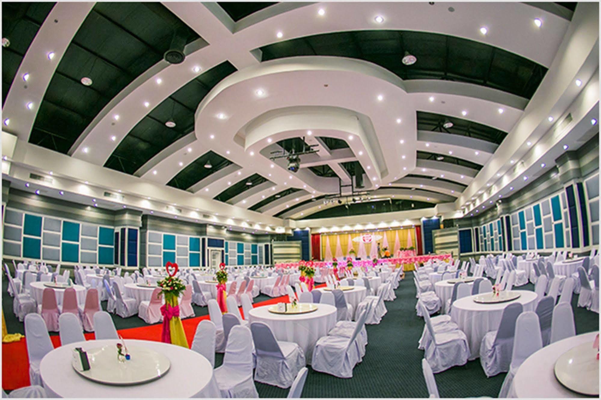 Raya Grand Hotel Накхонратчасима Экстерьер фото